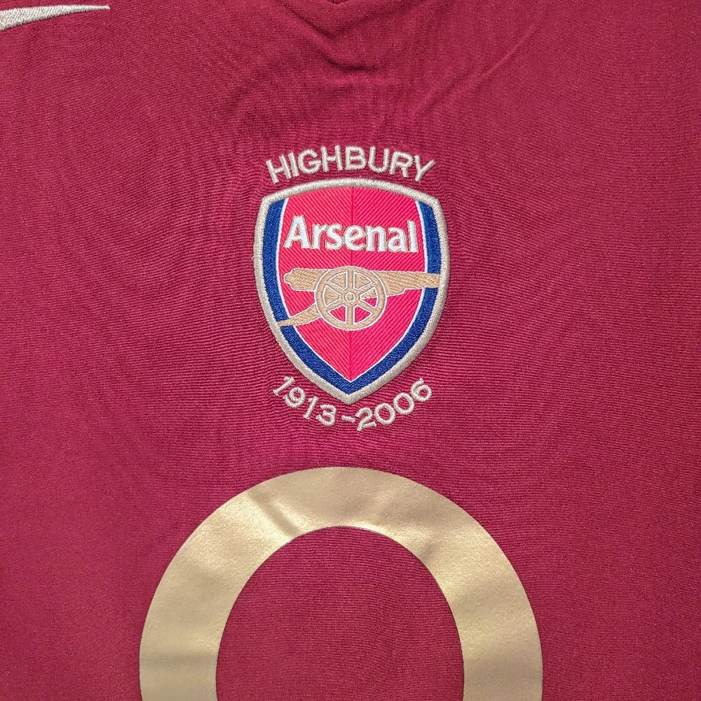 FC Arsenal Dennis Bergkamp Retro Jersey 2005/06 - Picture 3 of 5
